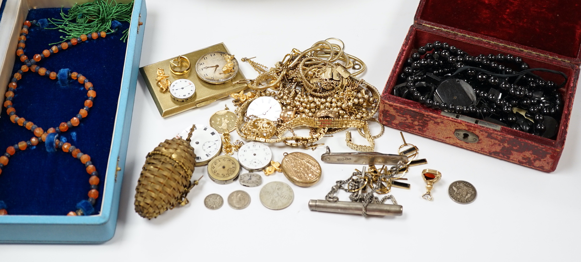 A quantity of assorted costume jewellery.